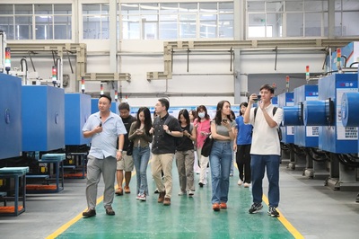 數(shù)字化轉(zhuǎn)型賦能制造業(yè) 主流媒體走進(jìn)日豐集團(tuán)三水生產(chǎn)基地，體驗(yàn)外呼系統(tǒng)革新應(yīng)用